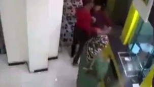 Yemen'de bir kişi banka veznesine el bombası attı