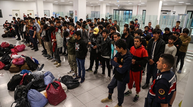 11 ayda 101 bin 574 kaçak sınır dışı edildi