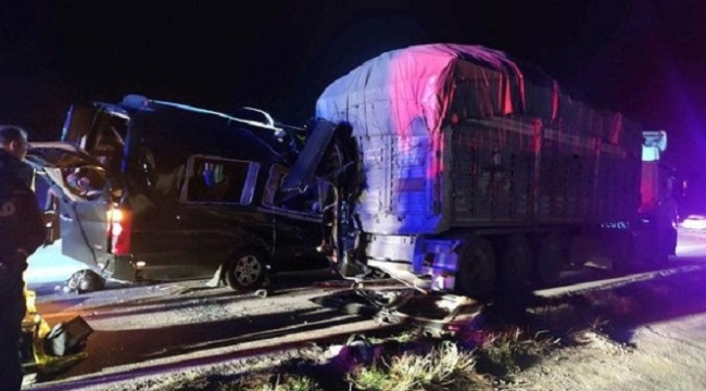 Amasya'da minibüs TIR'a çarptı: 3 ölü, 8 yaralı