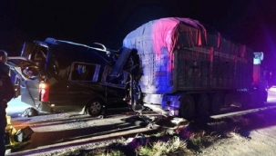 Amasya'da minibüs TIR'a çarptı: 3 ölü, 8 yaralı