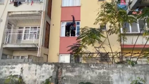 Anahtarı almak için sarktı asılı kaldı