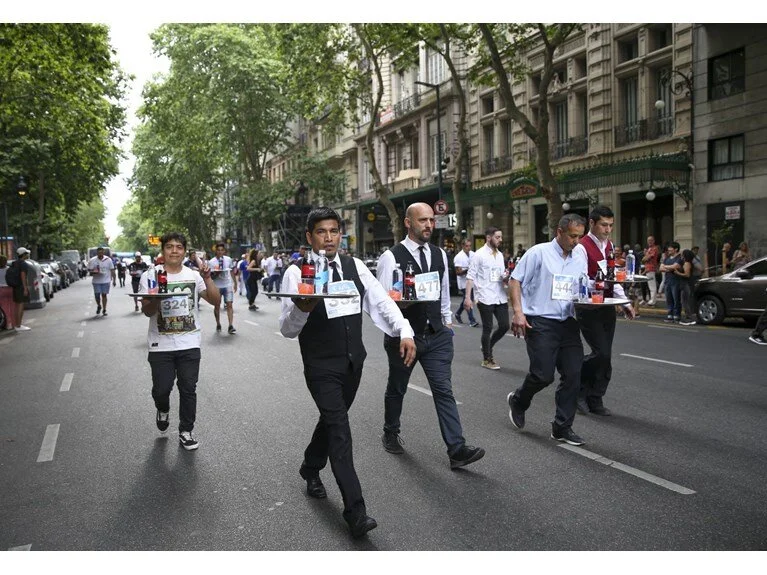 Arjantin'de garsonlar en hızlı olmak için yarıştı