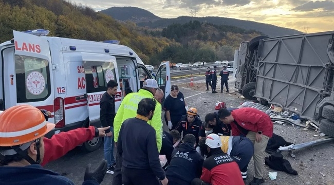 Bolu'da yolcu otobüsü devrildi: 3 ölü, 32 yaralı