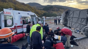 Bolu'da yolcu otobüsü devrildi: 3 ölü, 32 yaralı
