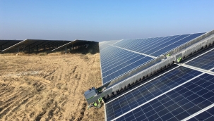 Güneş panelleri temizliği için tam otonom robot