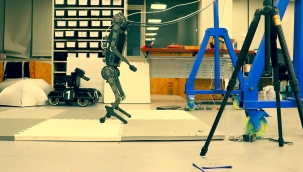 2 ayak üzerinde durabilen robot köpek geliştirildi