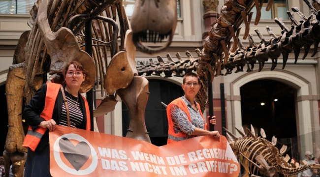 İklim aktivistlerinden Berlin'de dinozorlu eylem