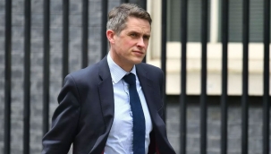 İngiltere'de Devlet Bakanı Williamson istifa etti