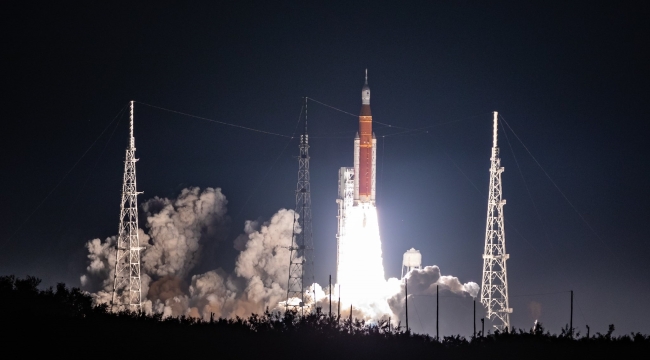 NASA, "Artemis 1" mega roketini Ay'a fırlattı