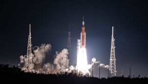 NASA, "Artemis 1" mega roketini Ay'a fırlattı