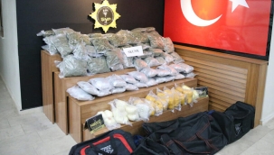 Şanlıurfa'da bir araçta 74 kilo uyuşturucu bulundu