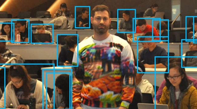 Yüz tanıma sistemini yanıltan kazak tasarlandı