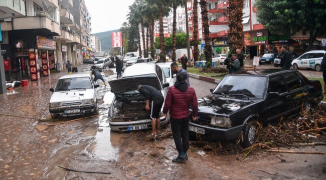 Antalya'daki sel baskınında 920 iş yeri hasar gördü