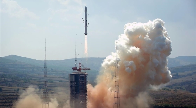 Çin, 2 yer gözlem uydusunu uzaya fırlattı