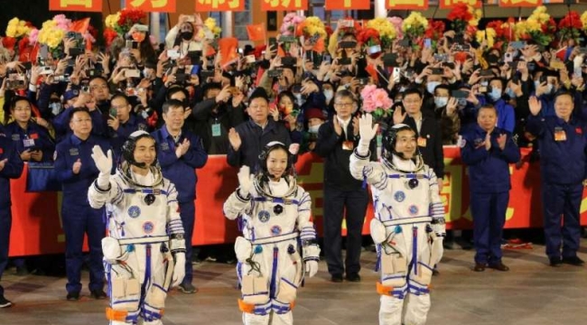 Çinli 3 astronot, 183 gün sonra Dünya'ya döndü 