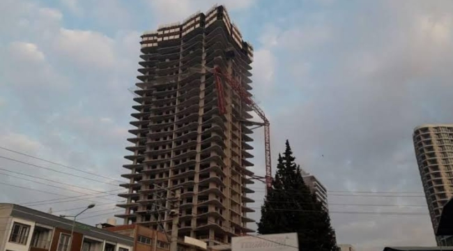 İzmir'de inşaat vinci devrildi