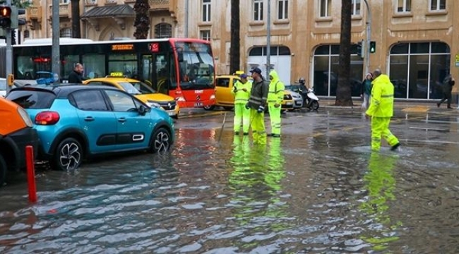 İzmir'de sağanak yağmur: İş yerlerini su bastı