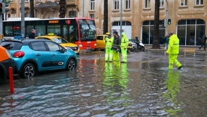 İzmir'de sağanak yağmur: İş yerlerini su bastı