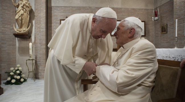 Papa Francis: "Eski Papa 16. Benedikt çok hasta"