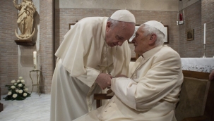 Papa Francis: "Eski Papa 16. Benedikt çok hasta"