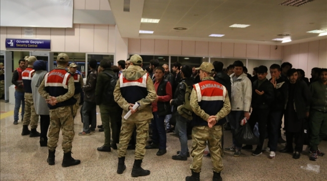 2023'te 8 bin 710 kaçak sınır dışı edildi