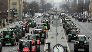 Almanya'da çiftçiler hükümeti protesto etti