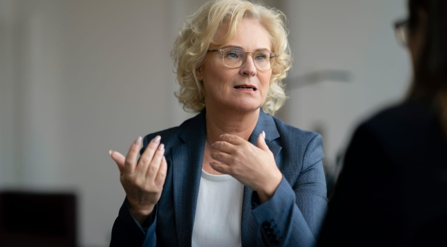 Almanya Savunma Bakanı Lambrect istifa etti