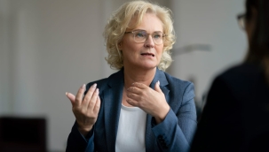 Almanya Savunma Bakanı Lambrect istifa etti