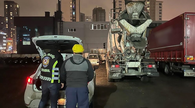 Ambulansa yol vermemek için yola beton döktü