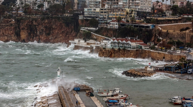 Antalya'yı yağmur ve fırtına esir aldı