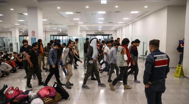 Bir haftada 2321 kaçak sınır dışı edildi