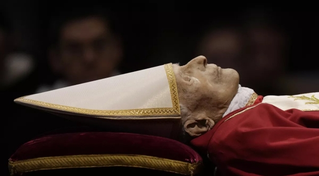 Eski Papa 16. Benedictus'un naaşı ziyarete açıldı