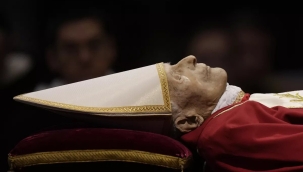 Eski Papa 16. Benedictus'un naaşı ziyarete açıldı