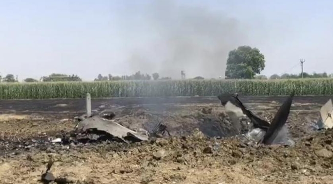 Hindistan'da iki savaş uçağı düştü: 1 ölü