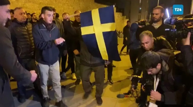 İstanbul'da, tekbirlerle İsveç'e tepki gösterildi