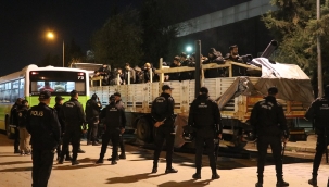 Kocaeli'nde tır dorsesinde 150 kaçak yakalandı