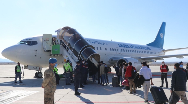 Kütahya'da 138 kaçak Afgan, ülkelerine gönderildi