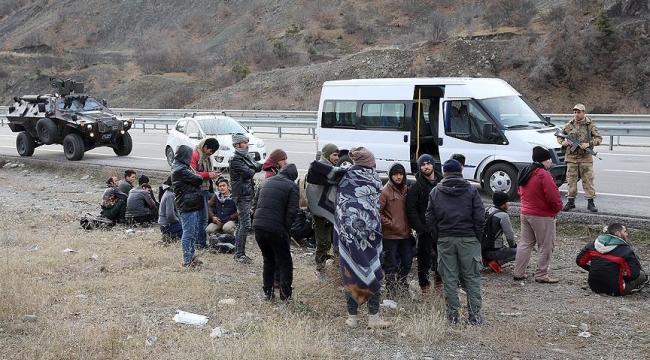 Malatya'da bir minibüste 35 kaçak yakalandı