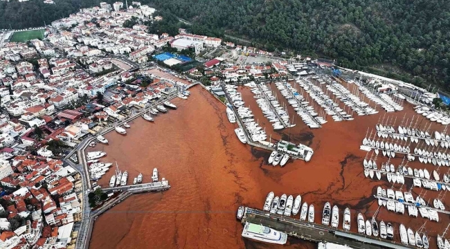 Marmaris'te yağmur, denizi kahverengiye boyadı