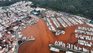 Marmaris'te yağmur, denizi kahverengiye boyadı