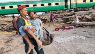 Pakistan'da bir trene bombalı saldırı: 18 yaralı