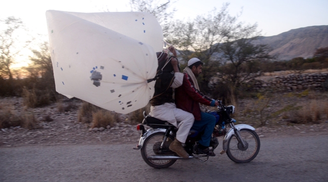 Pakistan'da halk evine poşetle doğalgaz taşıyor