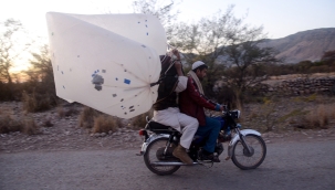 Pakistan'da halk evine poşetle doğalgaz taşıyor