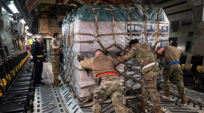 ABD deprem bölgesine 77 tonluk malzeme getirdi