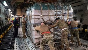 ABD deprem bölgesine 77 tonluk malzeme getirdi