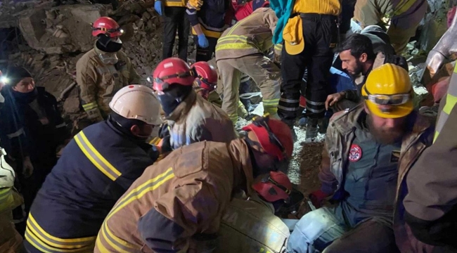 Hatay'da 138 saat sonra enkazdan sağ çıktı