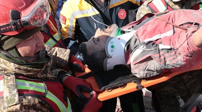 Hatay'da enkazdan 296. saatte 3 kişi sağ kurtuldu