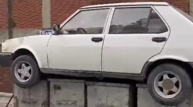 İş yerinin önüne park edilen aracı çöpe attılar