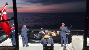 İzmir açıklarında 62 kaçak kurtarıldı