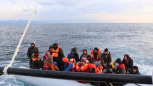 İzmir açıklarında geri itilen 30 kaçak kurtarıldı